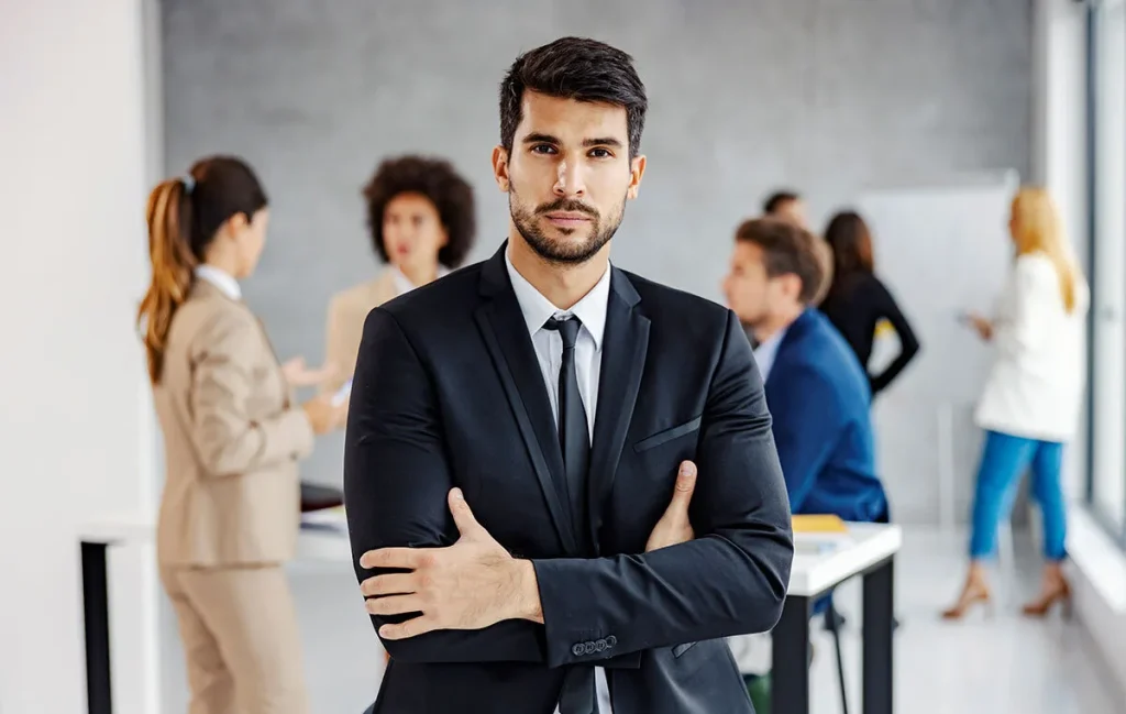 Solo founders with executive assistant team support structure