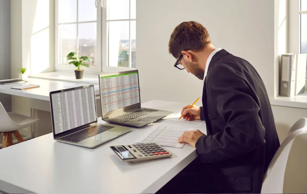 Virtual bookkeeper reconciling financial records using accounting software